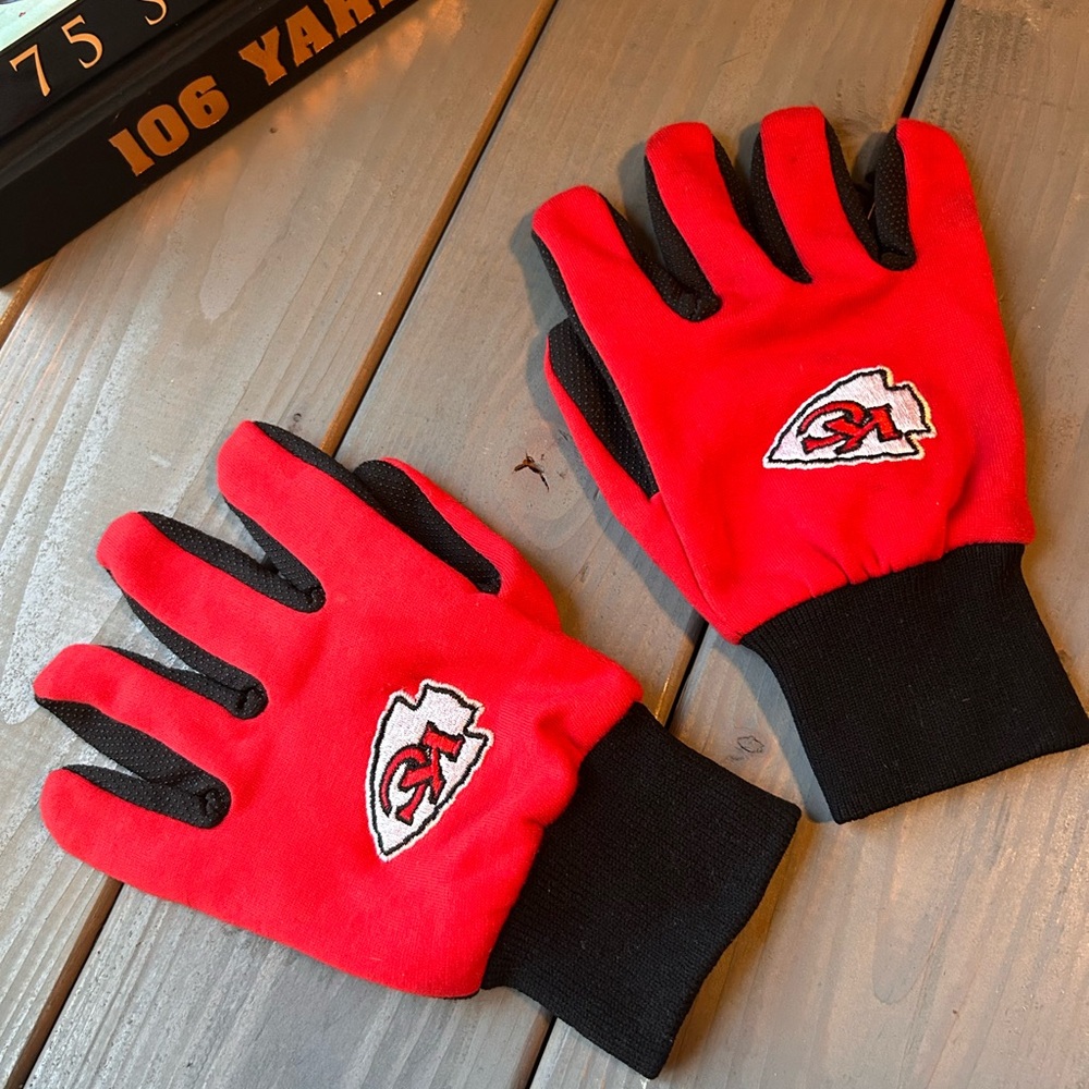 FOCO NFL Chiefs Utility Work gloves. Red and black.